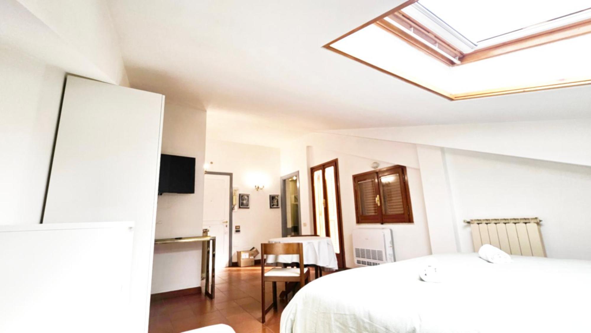 Cozy Penthouse With Terrace In Pet Friendly * Rom