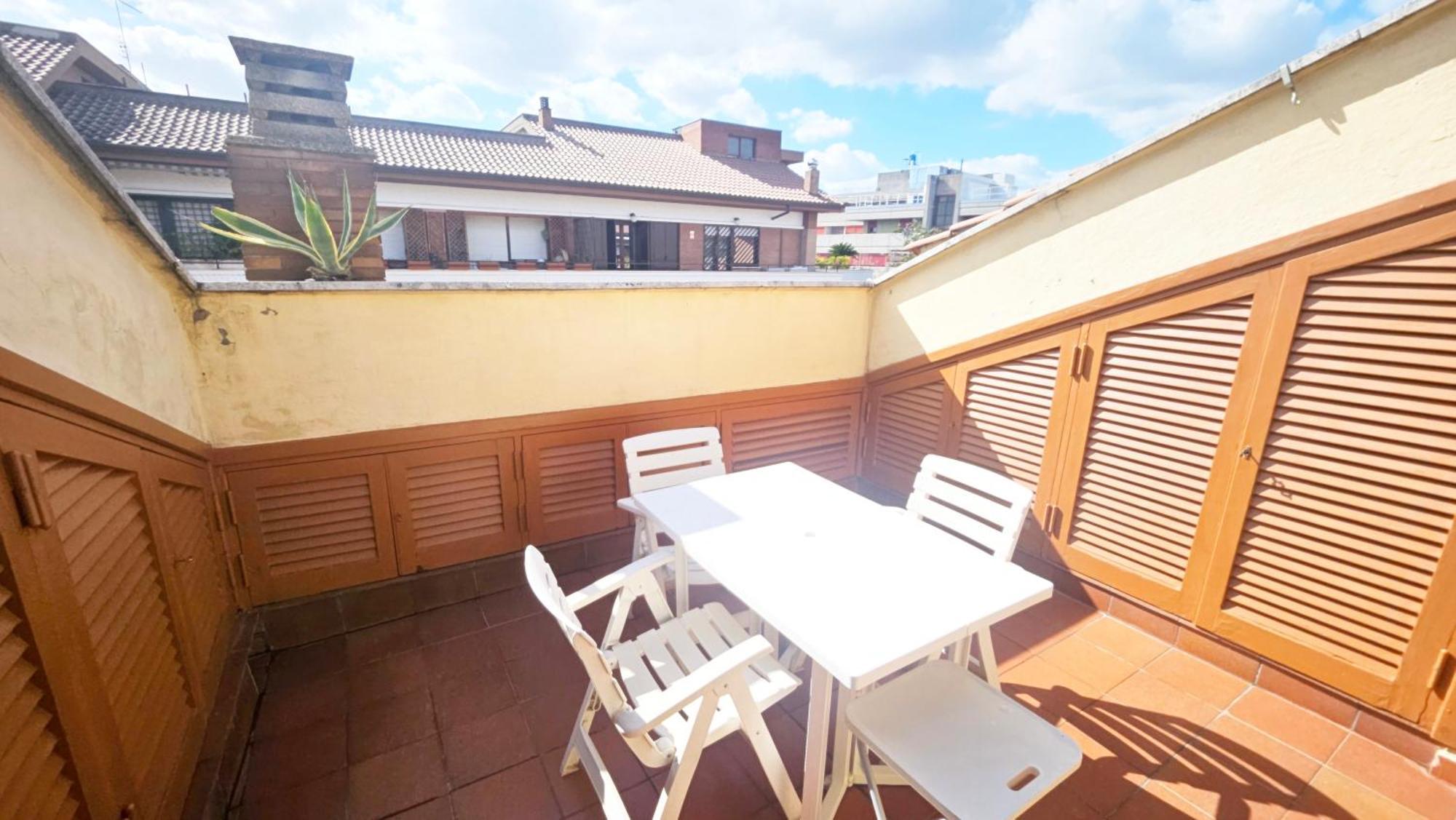 Cozy Penthouse With Terrace In Pet Friendly Rom